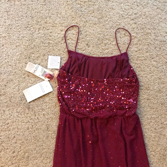 NWT. Burgundy formal gown maxi sequence - Picture 5 of 8